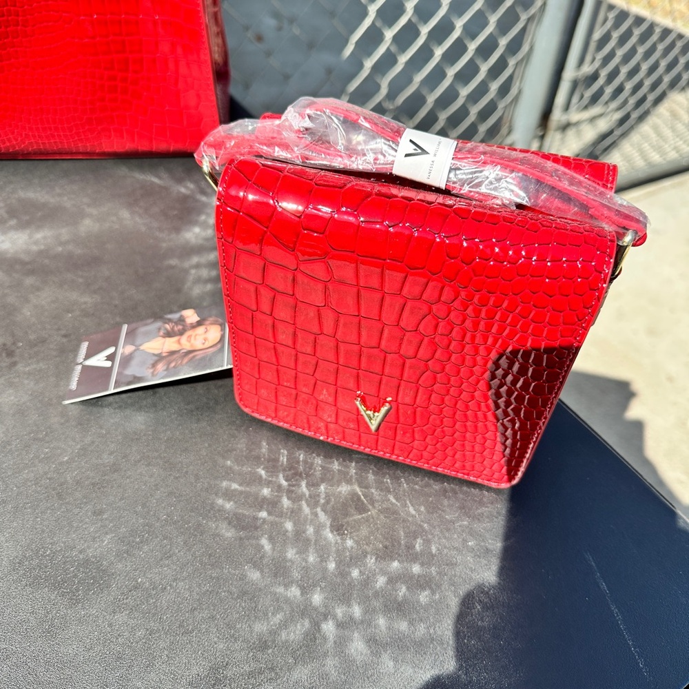 Elegant Red Crocodile Pattern Crossbody Bag